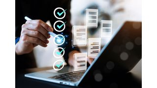 Auszubildende an einer Werkbank in der bayerischen M+E-Industrie: laut einer Bayme vbm-Umfrage geht die Zahl der Neuverträge 2026 um 10,4 Prozent zurück. (Bild: © wasan - stock.adobe.com)