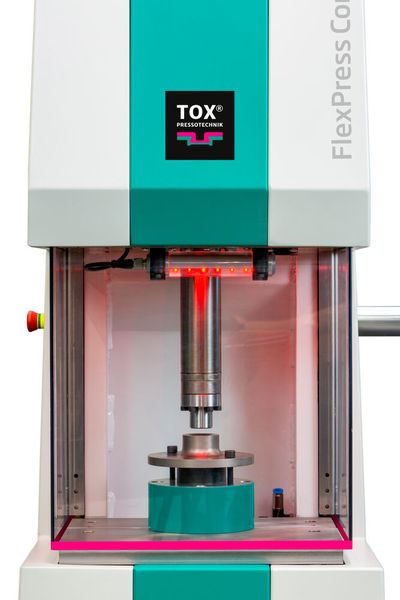 Akzente in Grün und Magenta sollen aber auch die Standardpresse im neuen „Gewand“ eindeutig als von TOX Pressotechnik stammend kennzeichnen. (Bild: TOX Pressotechnik)