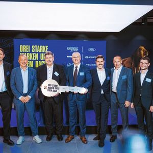 Haben schon mal die Schließanlage getestet (von links): Roman Still und Ulf Pfeiffer (beide AVAG-Holding), Gerhard Böschl (Geschäftsführer Automobilforum Kuttendreier), Zoran Dreznjak (Geschäftsführer Autoarena München), Christian Dietsch (Geschäftsführer Wickenhäuser) sowie Jürgen Keller und Manuel Zösch (beide AVAG-Holding).(Bild:  AVAG/Martin Augsburger)
