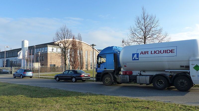 Platz 6: Air Liquide (FR), 50,6 Mrd. €   Der französische Hersteller und Anbieter technischer Gase mit Sitz in Paris hat dem Forbes-Ranking von 2019 zufolge einen Jahresumsatz von 22,1 Milliarden Euro erwirtschaftet. Mit 50,6 Mr.d Euro Marktwert liegt der Konzern auf Platz 6 der führenden Chemiekonzerne weltweit.    Bild: Dr. Bernd Gross, Air Liquide, Wissenschafts- und Technologiepark, Ludwig-Boltzmann-Straße, 12489 Berlin-Adlershof (CC BY-SA 4.0)      (Bild: Dr. Bernd Gross)