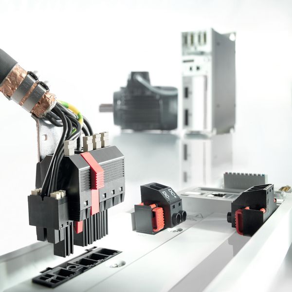 Power-Hybrid-Leiterplattensteckverbinder mit Push-In-Anschlusssystem und Push-Button im Einsatz bei einem Frequenzumrichter (Weidmüller)