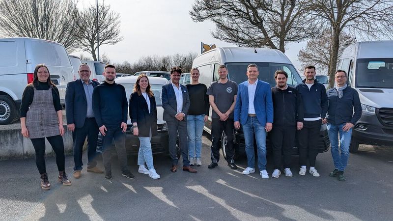 Bei einem Rundgang durch den Klassik-Betrieb und den Nutzfahrzeug-Standort schilderten Katharina Pfleger (li.), die Assistentin der Geschäftsleitung, und die beiden Geschäftsführer Albert Reinhart (5.v.li.) und sein Sohn Lou Marvin Reinhart (2.v.re.), der Jury des Automotive Business Awards, wie sie KI nutzen.  (Bild: Grimm – VCG)