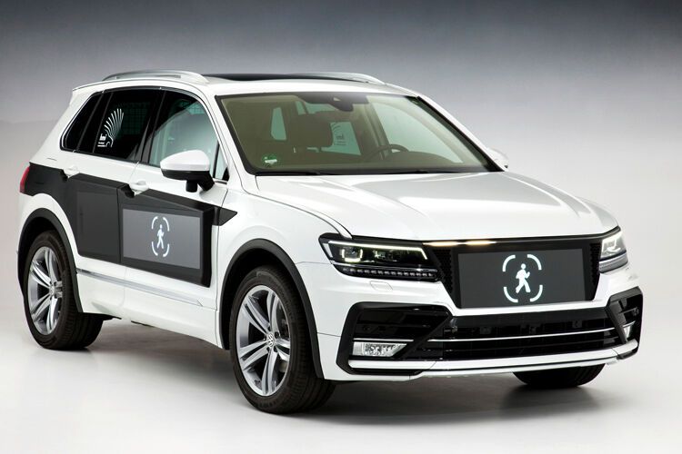Handelsübliche LCD-Bildschirme können zum Beispiel mit animierten Figuren Fußgängern signalisieren, dass der Wagen stehen bleibt und die Passanten gefahrlos die Straße überqueren können. (Bild: VW)