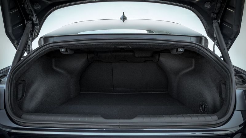 Der Kofferraum fasst nur ein Volumen von 401 Litern. (Bild: Hyundai)