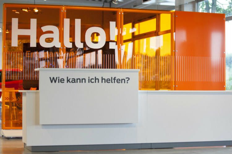 Plexiglas und Farbe dominieren am Empfangsschalter, wie auch ... (Foto: Ford)