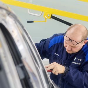 Aktuell entstehen hier Erprobungsfahrzeuge. Im Bild: Qualitätskontrolle einer Testkarosse des neuen iX3.(Bild:  BMW)