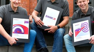 Torsten Berse (li., Bereichsleiter Marketing und Kommunikation), Jörn Everhard (Mitte, Geschäftsführer Markt) und Sven Hölker (Bereichsleiter Vertrieb) präsentieren das neue Logo der Bank 11.
 (Bank 11)