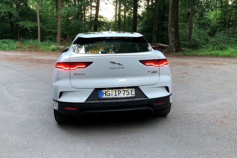 Die vorderen und hinteren Scheinwerfer erinnern in ihrer Grafik an den F-Pace. (»Automobil Industrie«/Jens Scheiner)