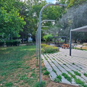 60 Hochdruck-Nebelduschen sind Teil des Wiener Hitzeschutz-Konzeptes. Verteilt in Wiener Parks, sorgen sie an heissen Tagen für Abkühlung. (Bild:  Kaiser.Works)
