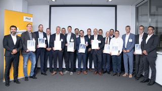 Der Pilz Award 2022 ist verliehen! Das Automatisierungsunternehmen Pilz zeichnete seine Lieferanten für besonderes Engagement und herausragende Leistung in Zeiten des Materialmangels und der Coronakrise aus. Hier die mit dem Award gewürdigten Partner.  (Bild: Pilz)