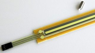 Ersetzt man das klassische Schleifersystem durch eine Kollektorfolie, die mit einem mechanischen Stift gegen die Widerstandsbahn gedrückt wird, erhält man auch hier ein weg- bzw. winkelproportionales Ausgangssignal. (Bild: Novotechnik)
