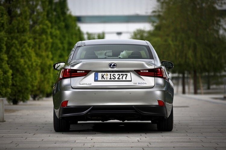 Die Hybridbatterie ist beim neuen Lexus IS 300h unterhalb des Kofferraums verbaut, so dass es keine Einschränkungen im Innenraum gibt. (Foto: Lexus)