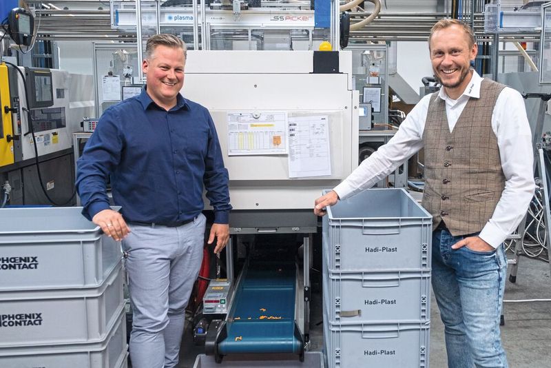 Es lohnt sich, eng zusammenzuarbeiten: Marco Schröder (links) und Dr. Karsten Anger freuen sich über den nachhaltigen Erfolg des Umstellungsprojekts. (Bild: Phoenix Contact)