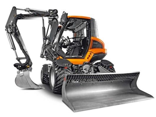 Red Dot Award 2015 - Traktor, Bagger, Radlader, Mäher QS 100 von Diverto: Die Arbeiten im urbanen Bereich wie etwa in Kommunen, in der Landschaftsarchitektur oder der Forstwirtschaft sind sehr differenziert und vielfältig. Es müssen Böschungen gemäht, Gräben ausgebaggert oder im Winter Schnee geräumt werden. Auf der Grundlage eines gut durchdachten Konzepts ermöglicht es der Diverto QS 100, diese unterschiedlichen Aufgaben mit nur einem Fahrzeug auszuführen. Im Sinne einer multifunktionalen Plattform ist er Traktor, Bagger, Radlader und Mäher zugleich. Als Traktor ist er mit einem für die Straße zugelassenen Anhängerzug ausgestattet und verfügt über eine hochentwickelte Emissionstechnologie. Das Fahrzeug hat einen bis zu 360 Grad reichenden Arbeitsradius, dank dessen alle Arbeiten einfach und effektiv erledigt werden können. Zwei verschiedene Funktionen können dabei gleichzeitig, auch per Fernsteuerung, ausgeführt werden. Für die diversen Tätigkeiten lassen sich zudem etwa 200 unterschiedliche Werkzeuge anschließen. Dem Fahrer wie auch einer zweiten Person bietet dieses innovative Fahrzeug viel Komfort. Die ergonomisch gestaltete Fahrerkabine, die eine sehr gute Rundumsicht erlaubt, gewährleistet ein effektives und sicheres Arbeiten. Das multifunktionale Konzept des Diverto QS 100 ermöglicht eine neue Flexibilität, durch die auch die Arbeitszeit sehr sinnvoll geplant werden kann und dieses Fahrzeug damit neue Standards setzt. (Bild: Red Dot)
