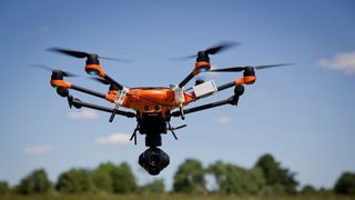 Die Bundesregierung sieht in den unbemannten Fluggeräten großes Potenzial. Sie sollen mehr als nur Pakete ausliefern. (Droniq)
