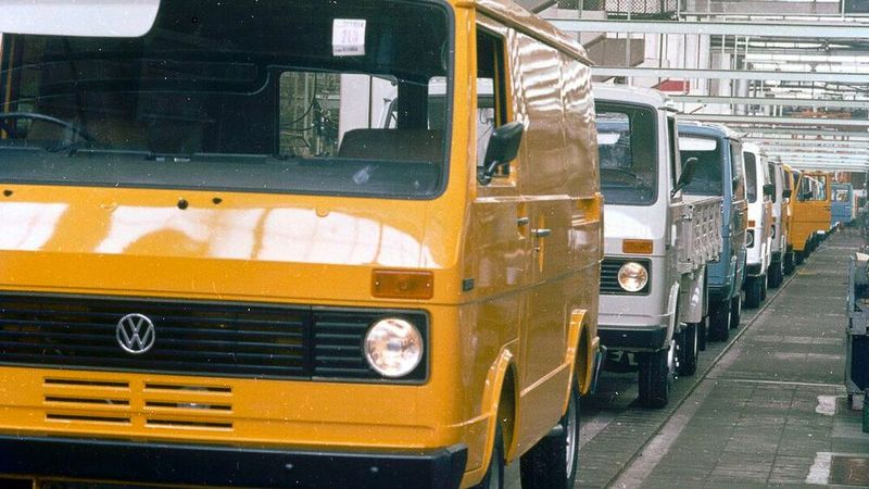 Der LT hatte bei Markteinführung eine Vorderachse mit Einzelradaufhängung mit doppelten Dreieckslenkern und Schraubenfedern. Mit der großen Breite des Fahrzeugs ergab sich ein ausgezeichnetes Fahrverhalten für einen Leicht-Lkw. Diese Vorderachse wurde bis zum Ende für die Modelle LT 28, LT 31 und LT 35 beibehalten. Die Hinterachse war grundsätzlich als Starrachse mit Längsblattfedern ausgeführt, teilweise ergänzt um einen Panhardstab. Durch die schrägliegende Federung sollte auch bei höheren Geschwindigkeiten oder schlechter Fahrbahn ein Trampeln der Hinterachse vermieden werden und sich die Lenkung neutral verhalten. An der Vorderachse wurden Scheibenbremsen, an der Hinterachse Trommelbremsen verwendet. (Bild: VWN)