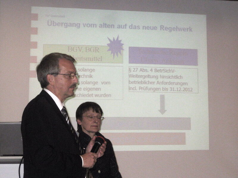Dr.-Ing Heribert Oberhem (Currenta), mit Ursula Aich (Regierungspräsidium Darmstadt) bei Fragen zum Vortrag zur Marktüberwachung (Bild: Drathen)