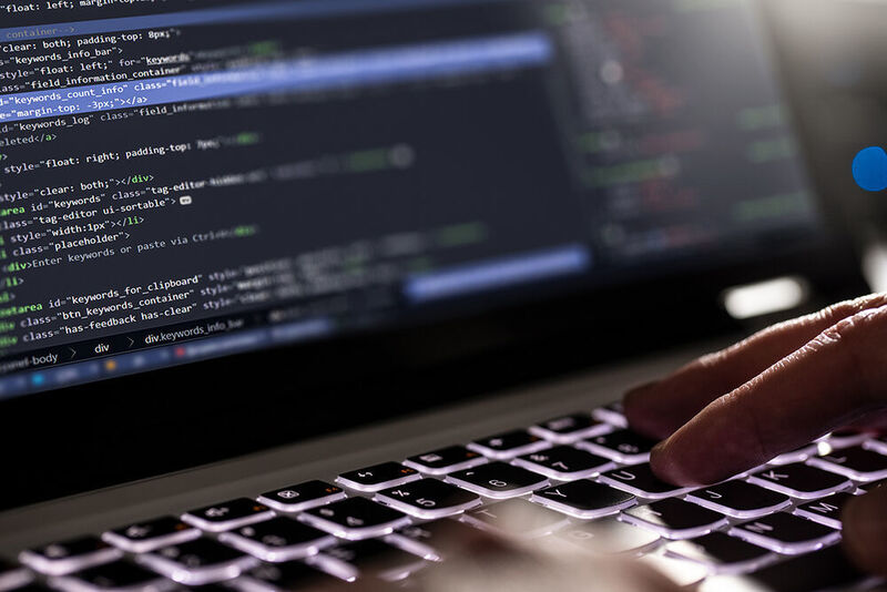 Der kürzeste Programmiererwitz: „Gleich bin ich fertig!“ (REDPIXEL - stock.adobe.com)