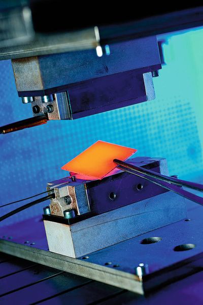 Bei Gradierungsversuchen entstehen maßgeschneiderte Bauteile, die in ihrem Querschnitt verschiedene Eigenschaften (Dichte, Porosität, Steifigkeit, etc.) aufweisen. (Bild: IWU)