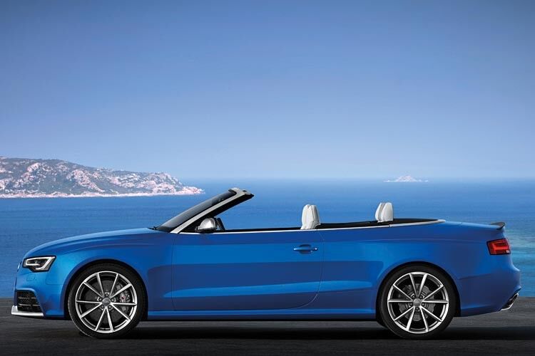 Die Karosserie des viersitzigen Cabrios ist 20 Millimeter tiefer als die des A5 Cabriolets. Die Kraftübertragung erfolgt permanent an allen vier Rädern. Für eine standesgamäße Verzögerung sorgen Achtkolben-Bremssättel an der Vorderachse. Auf Wunsch sind Kohlefaser-Keramikbremsscheiben erhältlich. (Audi)