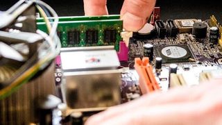 Zwei IT-Havarien pro Woche sind „üblich“. Die Dunkelziffer ist aber höher, denn oft verzichten die Beschäftigten auf den Support durch die IT und legen selbst Hand an.  (gemeinfrei)