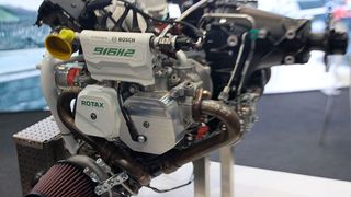 Verbrennungsmotor ohne CO2-Fußabdruck: Bosch hat in dieser Studie einen gängigen Rotax-Flugmotor zum Wasserstoffmotor umgerüstet. In Kombination mit einem Wasserstoff-Elektrolyseur am Flughafen, der beispielsweise über Solarzellen auf den relativ großflächigen Hangardächern gespeist wird, lässt sich so komplett "grüner" Motorflug realisieren.  (Bild: Maschinenmarkt/rw)