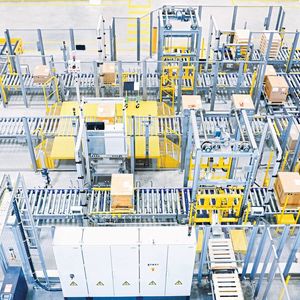 Die modular aufgebaute Palettenfördertechnik von SSI Schäfer ist für Ladungsträge mit bis zu 1500 kg Einzelgewicht ausgelegt.(Bild:  SSI Schäfer)