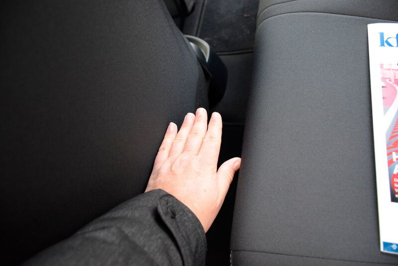 Wenn der Fahrersitz ganz hinten ist, bleibt eine Handbreit Platz für die Füße der Rückbänkler. (Holz / »kfz-betrieb«)