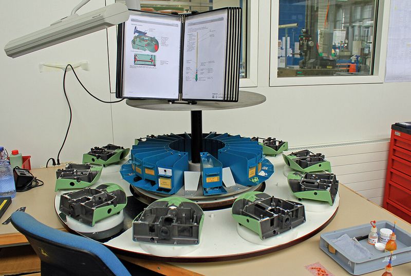 Bestückung / Montage eines elektrooptischen Nivelliergeräts. (Bild: Klaus Vollrath)