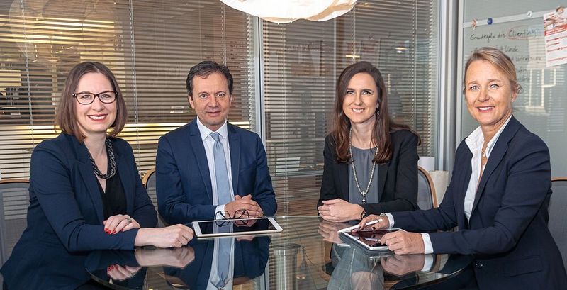 Julia Steckeler (l.), Geschäftsführerin von Medical Mountains, zum Ansatz von Med Print: „Unser Ziel ist es, vor allem kleine und mittlere Unternehmen mitzunehmen, damit sie den Fortschritt technisch und wirtschaftlich für sich nutzbar machen können.“  (Medical Mountains)
