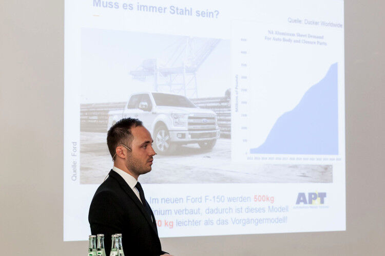 Dr. Christian Koroschetz, Entwicklungsleiter beim schwedischen Unternehmen AP&T, stellte das Presshärten von Aluminiumlegierungen im Karosseriebau vor. (Foto: Bausewein)