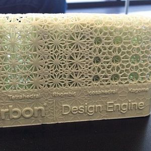 Weich oder hart, wie sitzen Sie besser? Im DLP-Verfahren druckt Carbon Gitterstrukturen aus Elastomeren. Die Software „Design Engine Pro“ erzeugt fünf Strukturen sowie die Übergänge zwischen den Strukturen automatisch. Jede Struktur hat einen anderen Härtegrad. Verbaut in Fahrradsätteln oder Kindersitzen kann jede Sitzregion auf den Endkunden angepasst werden.(Bild:  S. Käfer / VCG)