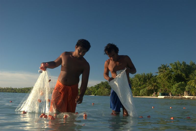 Zwei Männer fischen im Flachwasser vor Abatao, Kiribati. März 2014. (Bild: Quentin Hanich, Universität Wollongong)