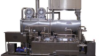 Die Durchlaufanlage arbeitet ohne Reinigungschemikalien. Aufgrund der Schwadenkonden-
sation werden Wasser und Wärme zurückgewonnen.  (Bild: Zippel)