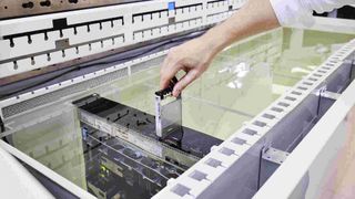 Bisher stößt Immersion Cooling bei den Co-Location-Anbietern auf wenig Gegenliebe, wel es keine Kundennachfrage gebe. Globalconnect macht andere Erfahrungen und bietet nun seiner Klientel diese energiesparende Option an.  (Bild: Globalconnect)