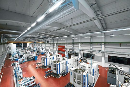 LED-Lichtbänder leuchten diese Produktionshalle von Walter optimal aus.    (Bild:  Walter AG)