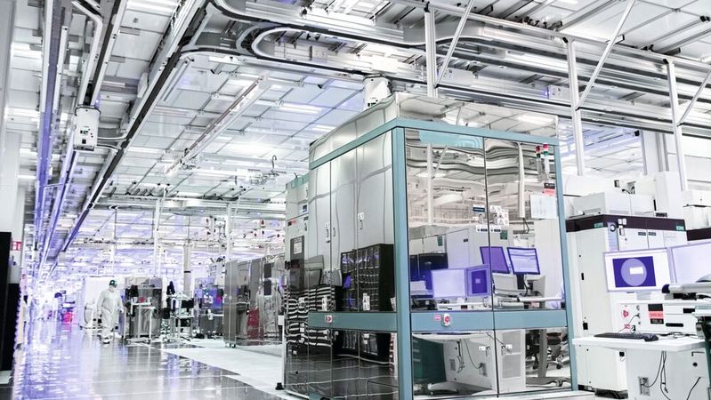 Facilities for 3-nm manufacturing processes in a cleanroom of Intel's Fab 34: Intel Foundry plans to ramp up production in Leixlip, Ireland, and is investing an additional 5 billion euros in the site's expansion.(Image:  Intel)