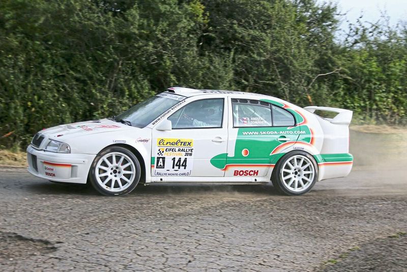 Immer auch für Motorsport zu haben: der Octavia WRC beim Driften im Jahr 2016. (Bild: Skoda)