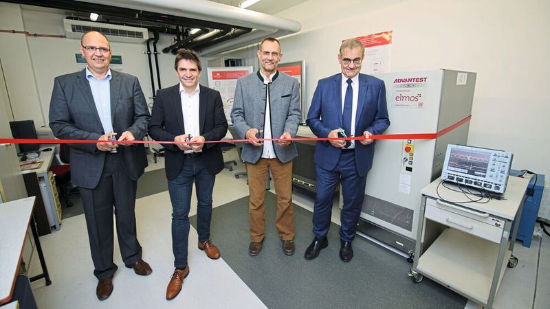 Halbleitertestmaschine für die Ausbildung: Markus Boll (l.) und Volker Fabiunke (2. v. l.) von Elmos übergaben das Gerät im Beisein von Prof. Dr. Uwe Götze, Prorektor für Transfer und Weiterbildung der TUC (r.), an Prof. Dr. Ulrich Heinkel von der TU Chemnitz.