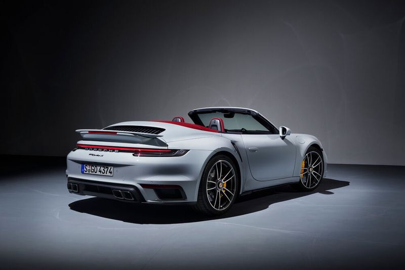 Ein markantes Detail der neuen Generation ist das durchgehende Rückleuchtenband. (Porsche)