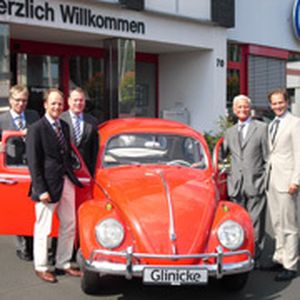 Sie feiern gemeinsam 80 Jahre Autohaus Glinicke: (v.li.) Thomas Giepen (Glinicke-Regionalleiter Ost), Carsten Bachmann (Glinicke-Regionalleiter Mitte), Finanzchef Ralf Schaub, Senior-Chef Peter Glinicke und Junior-Chef Florian Glinicke.