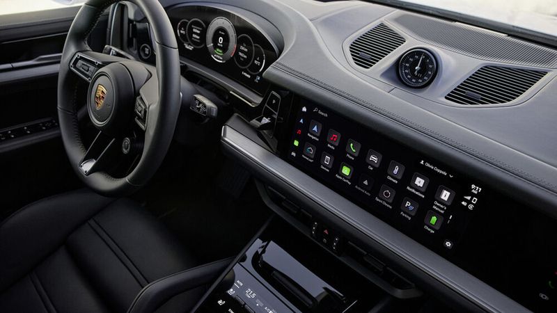 Beim Antrieb kombinieren die Stuttgarter einen 441 kW/500 PS starken 4,0-Liter-V8-Turbobenziner mit einem E-Motor. (Bild: Porsche)