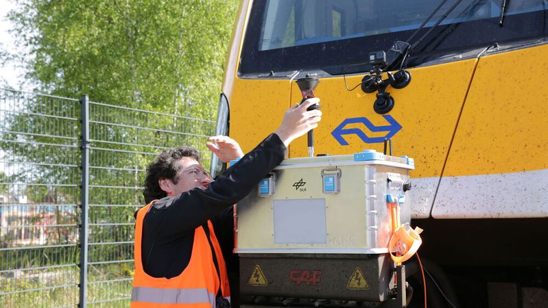 Für die ersten Praxistests war das vom DLR entwickelte System in zwei kompakten Boxen auf den mechanischen Kupplungen an den Zugnasen befestigt.(Bild:  DLR)