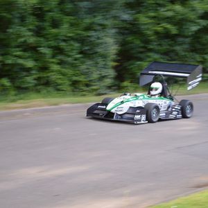 Der Formula Student Rennwagen der Universität Stuttgart mit generativ gefertigten Radträgern.