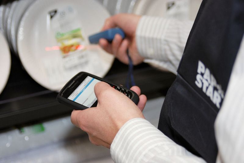 Mit dem Scanner 
erfasst der Papstar-Mitarbeiter den 
Artikelcode, via Bluetooth werden die Daten aufs Smartphone übertragen, wo alle für die Order notwendigen Kunden- und Artikeldaten hinterlegt sind. Bild: Papstar (Archiv: Vogel Business Media)