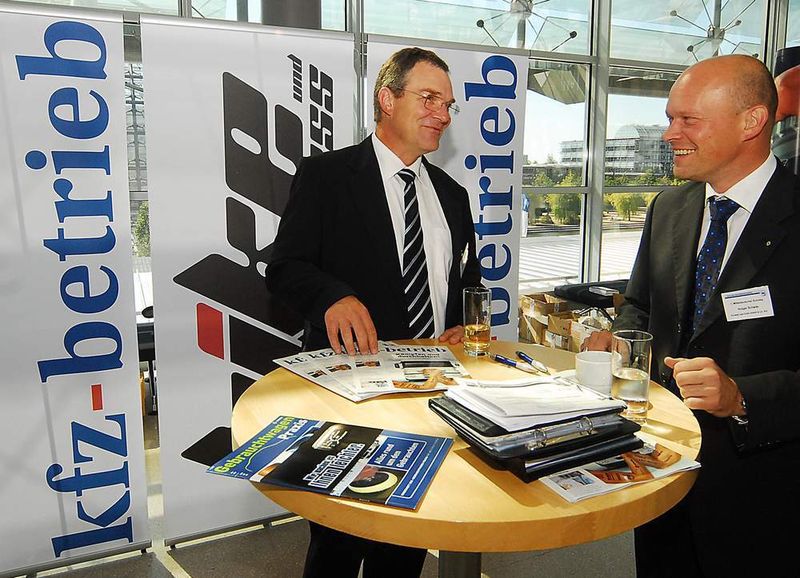Illustre Gäste am Stand der Vogel Auto Medien: Dietmar Neubauer vom Schmierstoffhersteller Fuchs Europe (li.) und Holger Schade, Obermeister der Kfz-Innung Eisenach. (Archiv: Vogel Business Media)