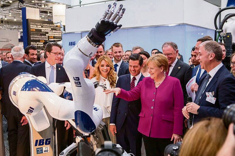 Bundeskanzlerin Angela Merkel erlebt auf der Hannover Messe die Möglichkeiten der Schunk-5-Fingerhände.  (Schunk)