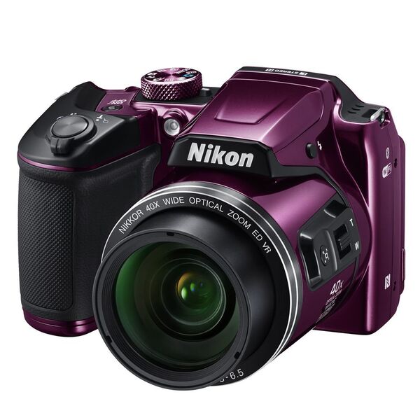 Ein 40-facher Zoom sowie 16 Megapixel sind die Rahmenwerte von Nikons Coolpix B500. Full-HD-Filme sind ebenso möglich. Das Display misst drei Zoll und ist neigbar. Die B500 ist in den Farben Schwarz, Rot und Pflaume ab April zu haben und soll 309 Euro (UVP) kosten. (Nikon)