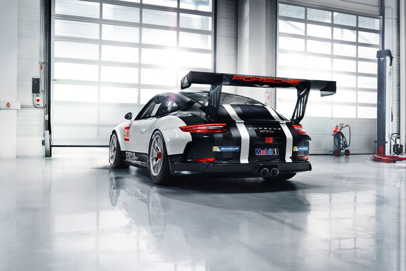 Der hoch aufragende, 184 Zentimeter breite Heckflügel wurde vom Vorgängermodell übernommen. (Porsche)