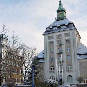 Der über einhundert Jahre alte Pützerturm ist das Wahrzeichen von Merck in Darmstadt. Er steht im zentralen Bereich der Konzernzentrale und damit im Schnittpunkt von Öffnung, Verbindung, Innovation und Identität. Aktuell kooperiert Merck mit …